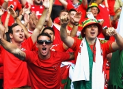 开云体育app-赛场狂欢：西班牙球迷为国家队喝彩