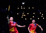 开云sport-体育风云！羽毛球选手精准击球赢得胜利