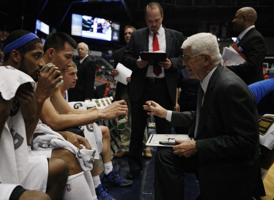 指挥如意！教练布置战术指导全队精准打击
