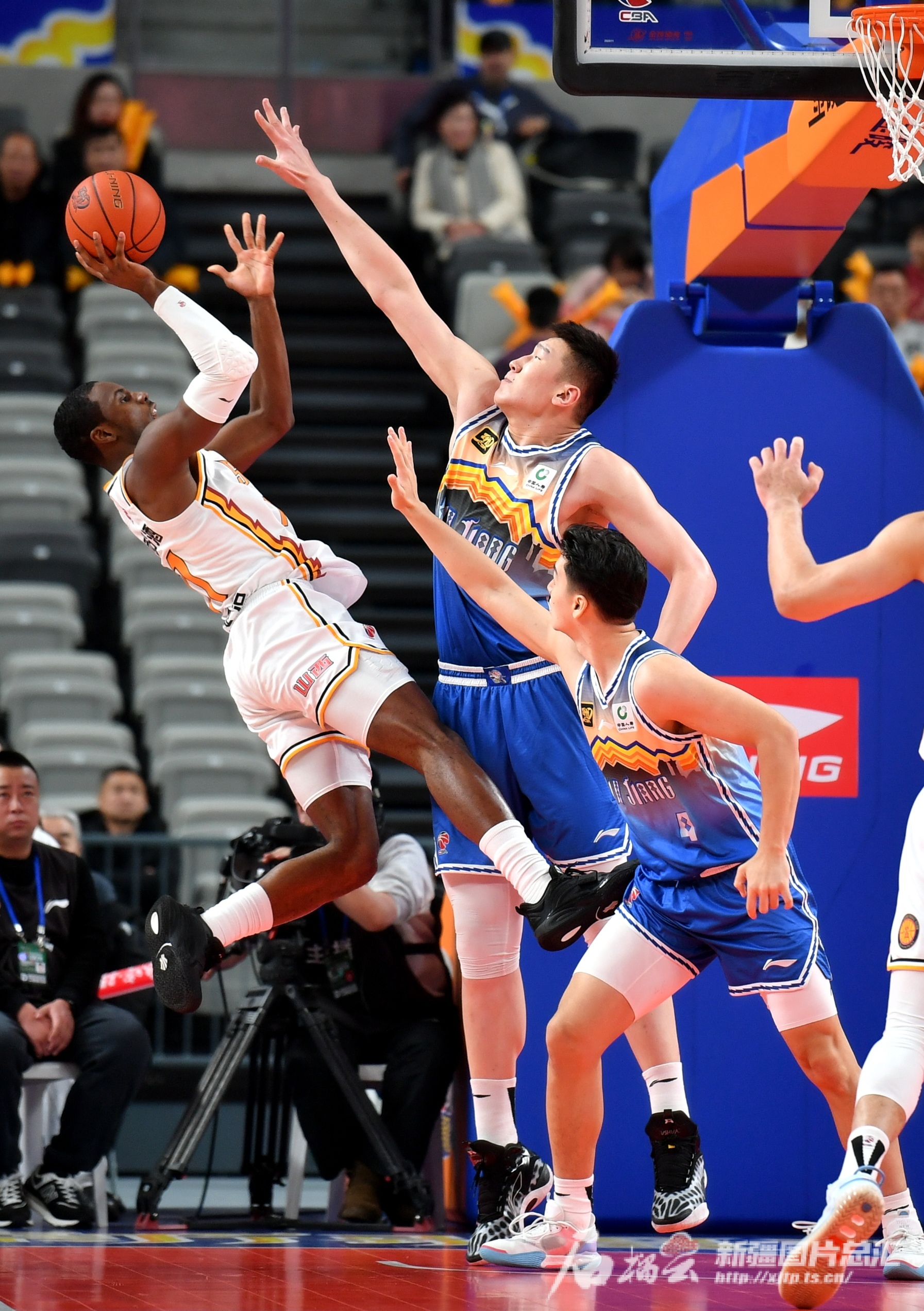 新疆男篮再次击败江苏队，完成常规赛全胜