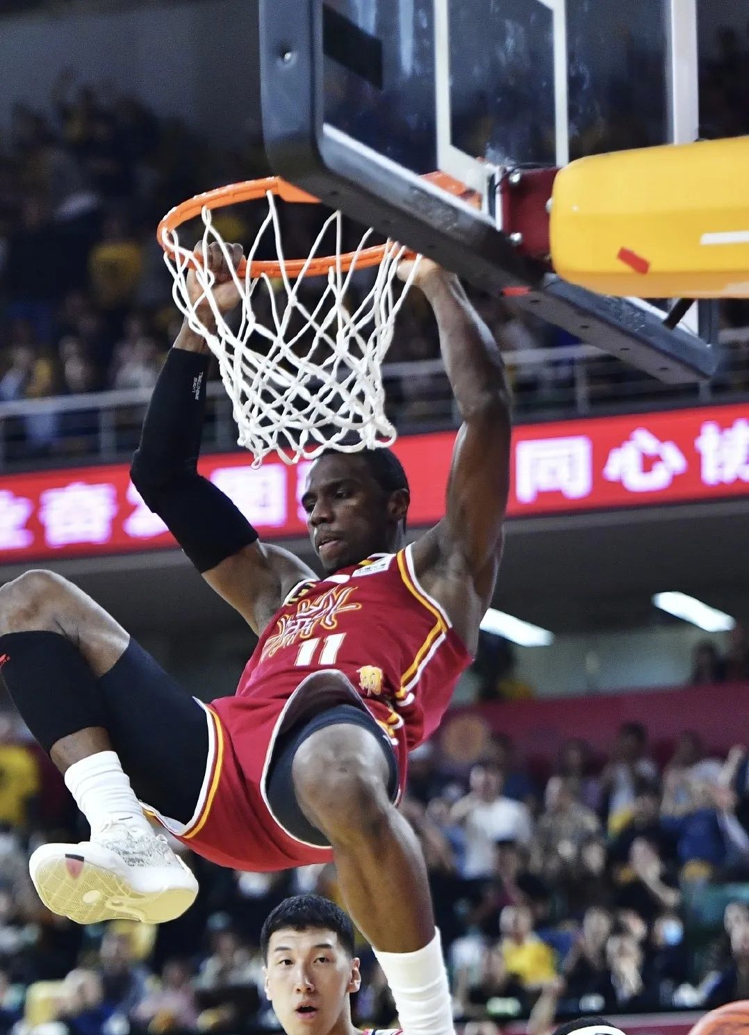 篮球传奇谢幕，球迷泪洒赛场