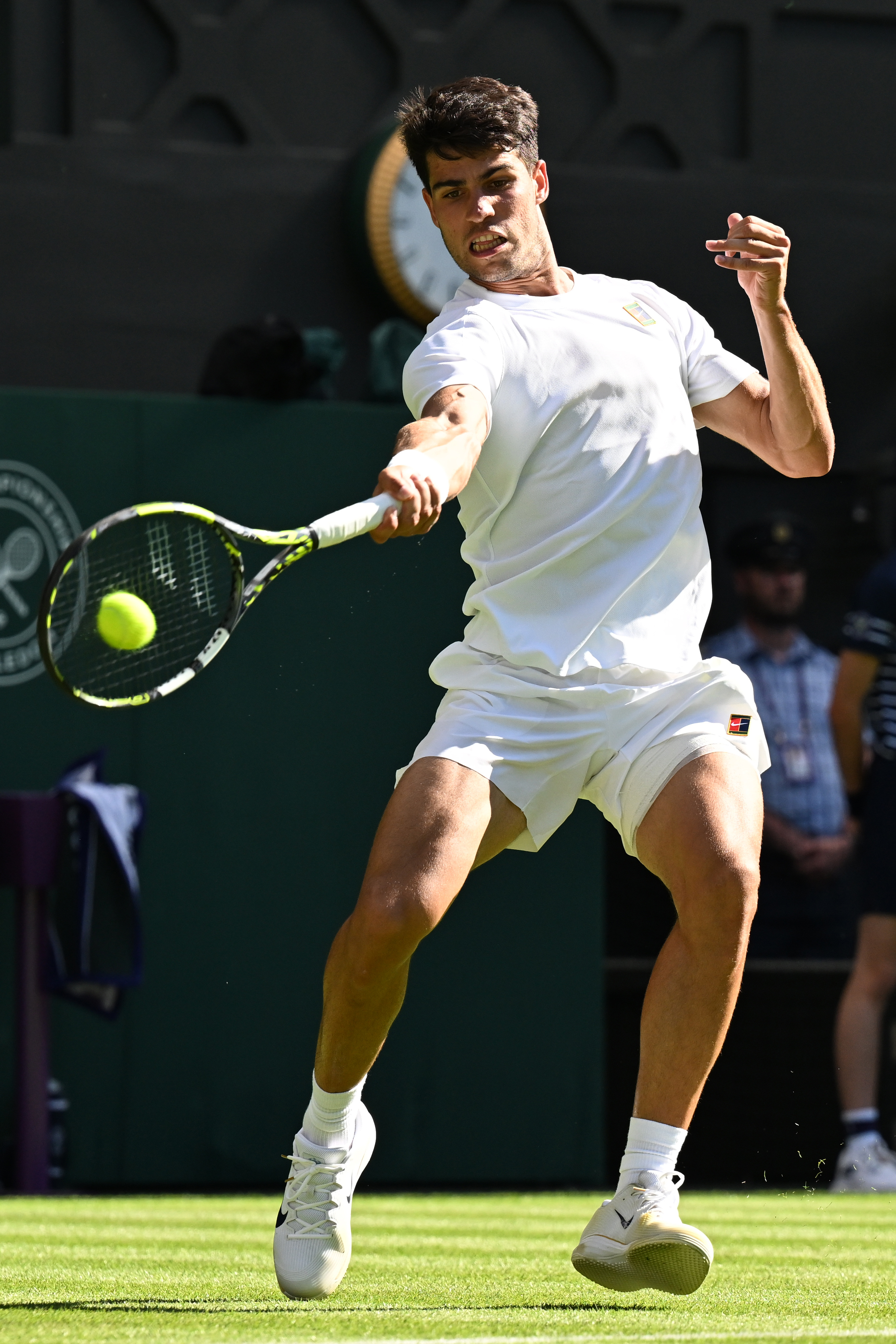 温网险胜澳网,阿尔卡拉斯统治全场 温网险胜澳网,阿尔卡拉斯统治全场