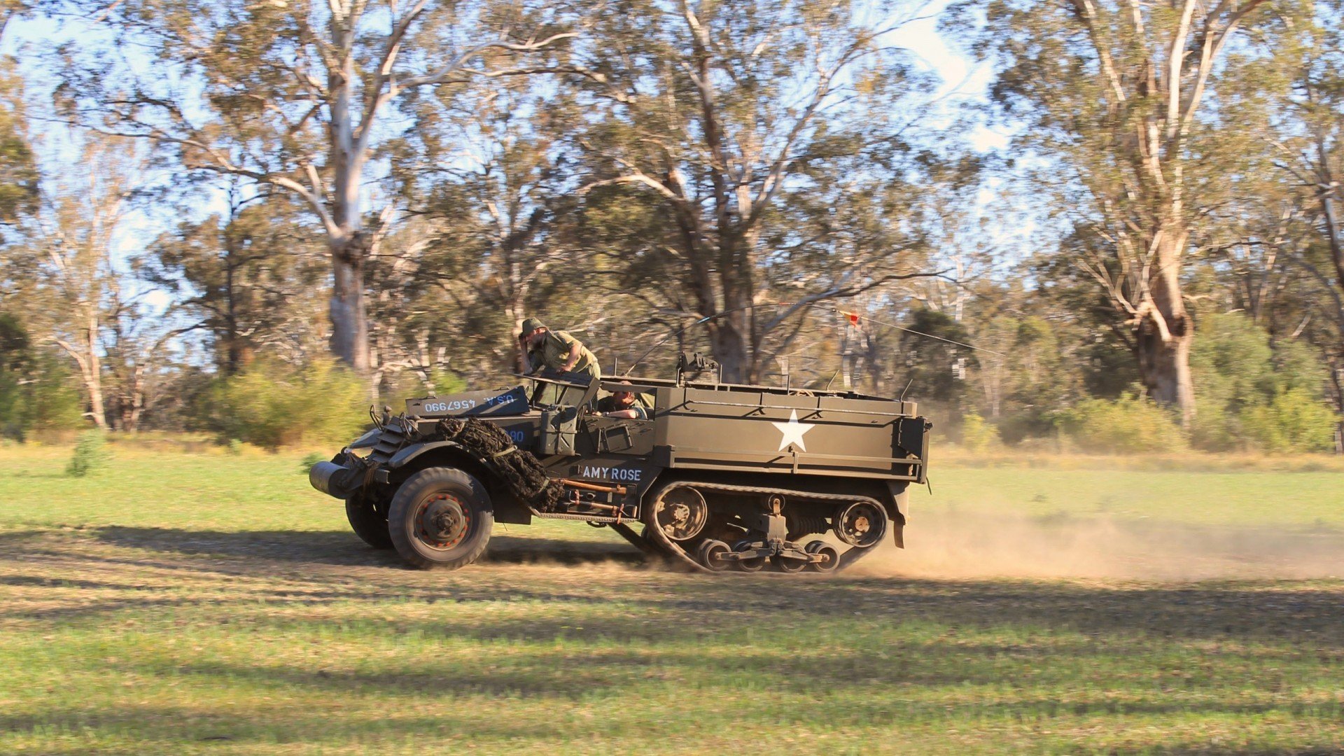 黄与蓝的跨时空交响曲,当比利亚雷亚尔斩落曼城,NBA总决赛正上演同频共振