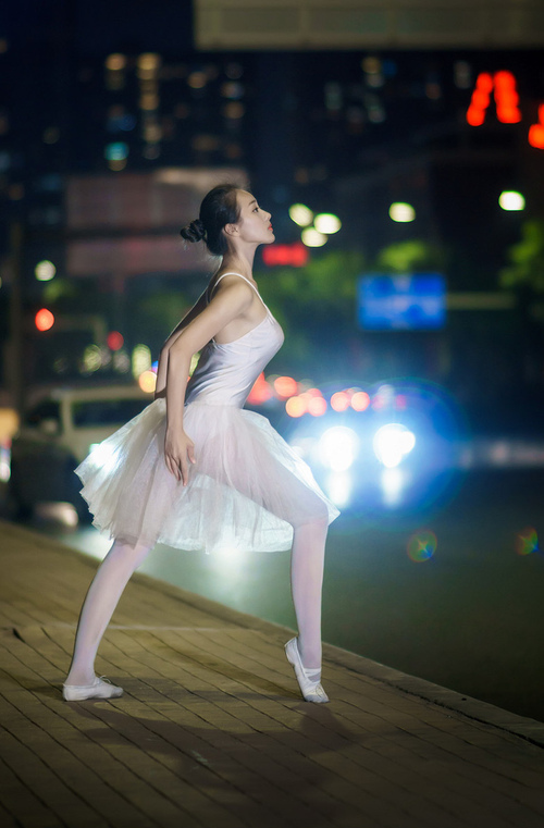 绿茵场与硬木地板的共鸣，当巴西的团队风暴遇见阿坎吉的关键接管