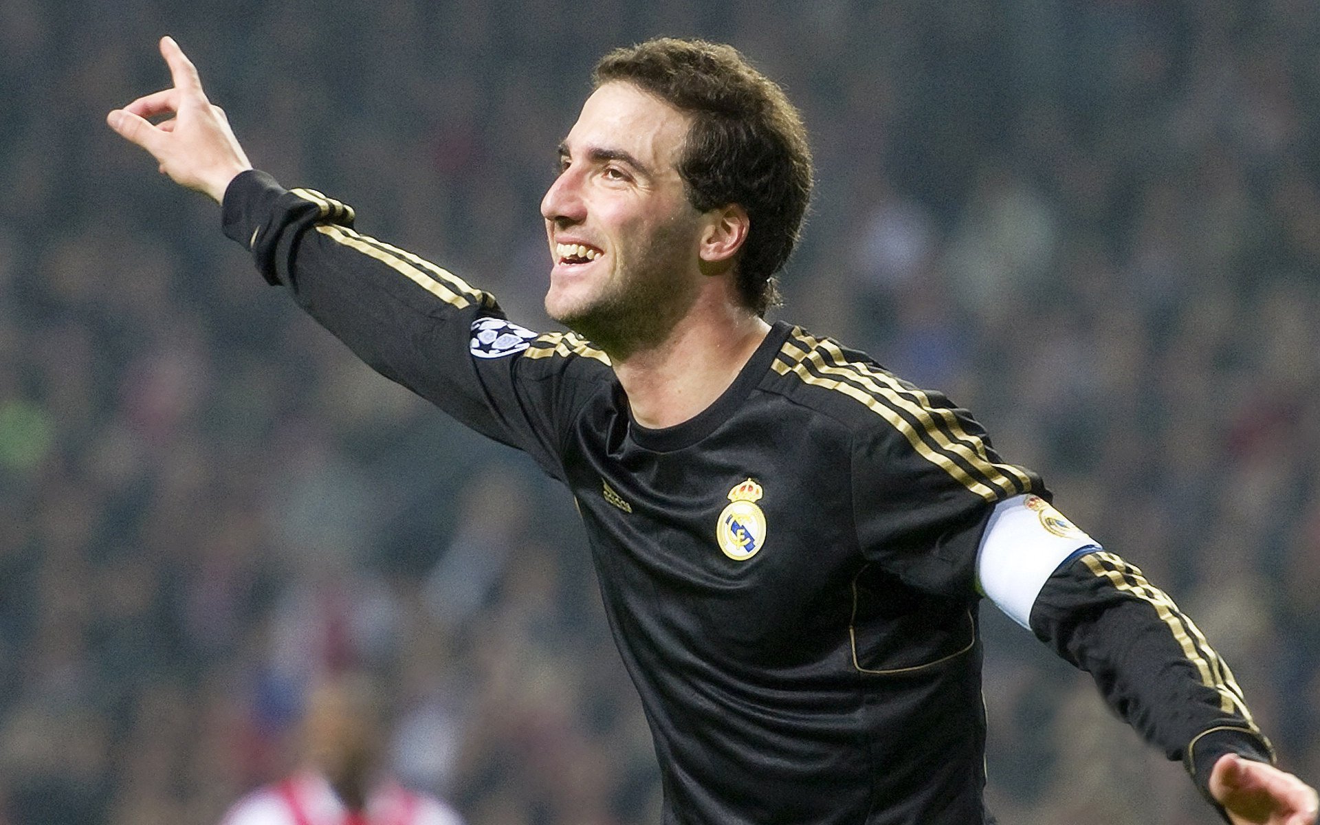 跨界巅峰，欧冠半决赛上演篮球奇迹，深圳队绝杀湖人队